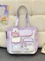 Nahaufnahme einer lila Multi-Taschen-Einkaufstasche mit weißem Plüsch-Hundeanhänger - Lila (mit Anhänger)