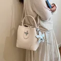 Sac seau élégant en cuir texturé crème avec breloque étoile et bandoulière réglable - Avec Pendentif / Blanc