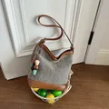 Sac seau tissé élégant d'été avec bordure en cuir marron et breloques en perles - Vert avec charme