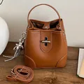 Élégant sac seau classique en cuir marron avec breloque chien argentée et lanière - Avec Pendentif / Marron