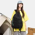 Vue détaillée d'un sac à dos noir à cordon polyvalent dans un décor de camping. - Noir Obsidienne