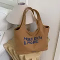Bolso tote de lona marrón de gran capacidad con elegante bordado azul frontal - Marrón