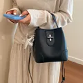 Élégant sac seau en cuir noir texturé avec breloque étoile argentée et fermoir pivotant - Avec Pendentif / Noir