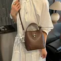Sac seau vintage en cuir grainé marron avec fermoir argenté et breloque étoile élégante - Avec Pendentif / Marron