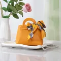 Elegante gelbe Leder-Hochzeits-Süßigkeitentasche mit dekorativer floraler Seidenschleife - Extra groß / Gelb + Schal