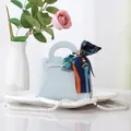 Hellblaue Hochzeitsgeschenktasche aus Kunstleder mit elegantem Seidenschal-Dekor - Extra groß / Hellblau + Schal