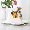 Boîte cadeau élégante en cuir blanc pour bonbons avec décoration de foulard jaune - Blanc + Ruban