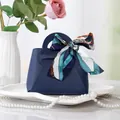 Élégante pochette à bonbons de mariage en cuir bleu foncé avec foulard imprimé - Bleu Foncé + Foulard