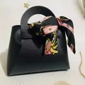 Mini sac de faveur de mariage en similicuir noir avec nœud décoratif en écharpe rose - Noir + Ruban