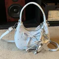 Hellblaue Hobo-Umhängetasche mit Sternmuster, Schleifendetail und silbernem Sternanhänger - Mit Anhänger / Blau