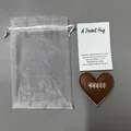 Σετ δώρου Pocket Hug καρδιά ποδοσφαίρου με κάρτα και πουγκί οργάντζας. - Σχέδιο Ραφής Ράγκμπι / 6*4,5cm Διακοσμητικό + 5,5*8cm Κάρτα / Καφέ