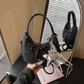 Schicke schwarze Hobo-Tasche mit Sternenprint, Schleife und silbernem Sternanhänger - Mit Anhänger / Schwarz