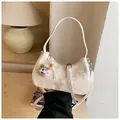 Borsa sottobraccio bianco crema con motivo jacquard a farfalla e portafortuna. - con portachiavi / Bianco