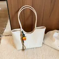 Bolso tote de verano tejido en blanco minimalista con gran capacidad y colgante floral - Con colgante / Blanco Roto