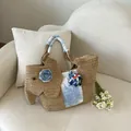 Bolso tote de paja tejido a mano con forma de elefante y detalles de tela tie-dye azul - Caqui