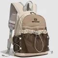 Vue détaillée d'un sac à dos de randonnée léger avec poche en filet et cordon de serrage - Camel Clair Brun Sable