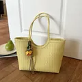 Elegante bolso tote tejido amarillo de gran capacidad para estilo casual de verano - Con colgante / Amarillo
