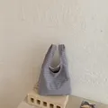 Minimalistische grau-weiß karierte Eimertasche mit süßem Innenfutter mit Herzmuster - Grau