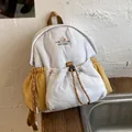 Mochila moderna minimalista blanca y amarilla con cordón y detalle de bordado de oso - Blanco & Caqui