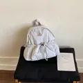 Mochila minimalista de rayas azules para mujer con bordado de oso y bolsillo con cordón - Blanco Grisáceo