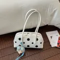Bolso de hombro bowling retro blanco con lunares negros y lindo colgante de peluche. - Lunares Negros Con Colgante