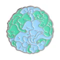 Künstlerische runde Emaille-Brosche mit abstrakten Figuren in Minzgrün und Himmelblau. - Abstrakte Umarmungsform (QHXZ6590) / Blau und Grün