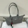 Sac à bandoulière minimaliste gris de style dumpling avec de longues anses élégantes - Avec Pendentif / Gris