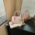 Sac polochon rose élégant avec un charmant détail de perles et de nœud papillon - Avec Pendentif / Rose