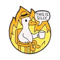 Lustige Ente Kaffee Emaille Pin mit This is Silly Spruch und Flammenhintergrund - Lustige Feuerente (QHXZ6592)