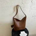 Grote bruine geweven hobo-emmer tas in vintage stijl met modieuze schouderriem - Bruin