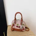 Bolso pequeño rosa bordado con cerezas con ribete de cuero marrón y colgante de perlas - Con Colgante / Rosa