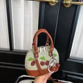 Bolso bandolera elegante de lona verde claro con bordado de cerezas y ribete marrón - Con Colgante / Verde