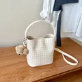Élégant sac seau tissé blanc avec adorable porte-clés ours et bandoulière réglable - Blanc (Avec Pendentif Coeur)
