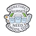 Lustiger Cartoon Emaille-Pin für Krankenschwestern mit Spritze und Schnapsglas-Design - Weinglas Spritze Stil (QHXZ6272)