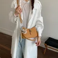 Elegante borsa sottobraccio giallo senape da donna con ciondolo a orsetto e texture martellata - Ambra