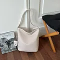 Elegante gebroken witte geweven kunstlederen emmertas met ruime binnenkant en retro ontwerp - Wit