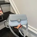 Minimalistische hellblaue quadratische Umhängetasche mit silberner Schnalle - Blau