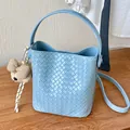 Sac à main seau en cuir tressé bleu clair fait main avec un joli charm d'ours en peluche - Bleu Avec Pendentif