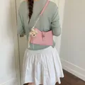 Schicke rosa Leder-Unterarm-Schultertasche für Damen mit einem süßen Plüsch-Teddybären-Anhänger - Wolkenrosa