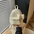 Stilvoller cremefarbener Damen-Mini-Rucksack mit süßem Schleifenanhänger und Reißverschluss - Mit Anhänger-Stil / Gelb mit Anhänger