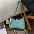 Elegante borsa sottobraccio in ecopelle verde menta con catena argento e orsetto - Verde Turchese