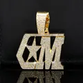 Hip-hop stijl gouden CM-letter hanger volledig bezet met fonkelende witte kristallen. - Alleen Hanger (Zonder Ketting) / Goud