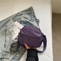 Elegante bolso bandolera de nailon púrpura para mujer con doble compartimento - Púrpura