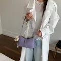 Borsa sottobraccio viola alla moda da donna con tracolla a catena e ciondolo a orsetto - Lavanda