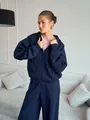 Détail de la coupe décontractée et du cordon de serrage du sweat à capuche bleu marine. - S / Haut Et Bas / Bleu marine