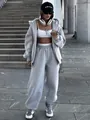 Tuta sportiva da donna grigia in due pezzi con felpa con cappuccio e pantaloni - Taglia S / Top E Pantaloni / Grigio chiaro