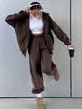 Vista intera di una felpa con cappuccio marrone oversize e pantaloni sportivi coordinati - Taglia S / Top E Pantaloni / Caffè