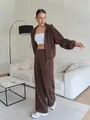 Vue d'ensemble mannequin portant un sweat à capuche marron et un pantalon large assorti - S / Haut Et Bas / Café