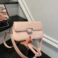 Elegante blassrosa minimalistische Umhängetasche mit silberner Schnalle für Damen - Rosa