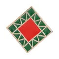 Pin de esmalte geométrico exótico con patrones rojos y verdes sobre base de metal dorado - Estilo Rombo Geométrico Rojo Verde (QHXZ6266)